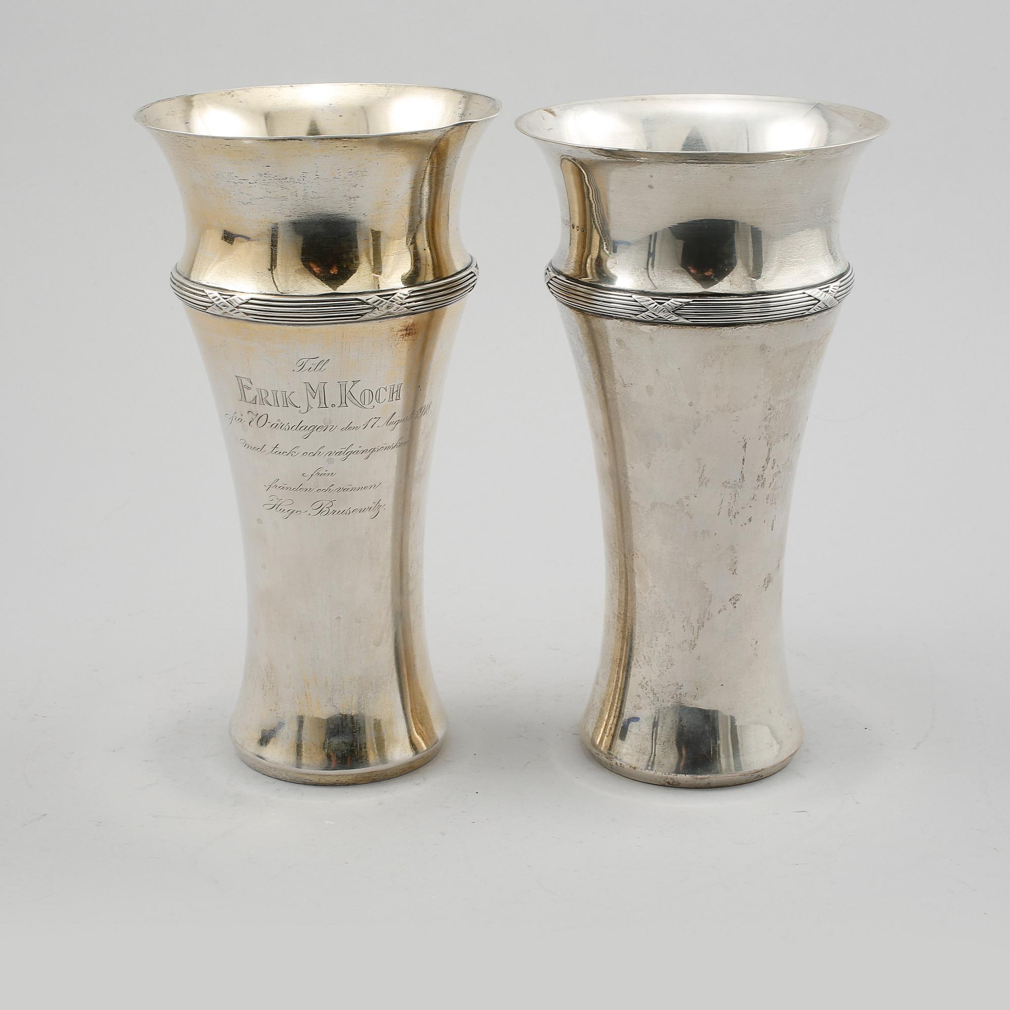 POKALER, 2 st snarlika, silver, C.G Hallberg, Stockholm, 1906 och 1907. Vikt 915 g.
