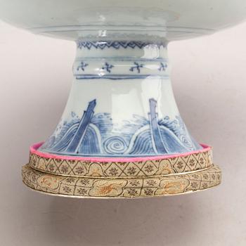 A blue and white tazza, Qing dynasty, 19th Century.