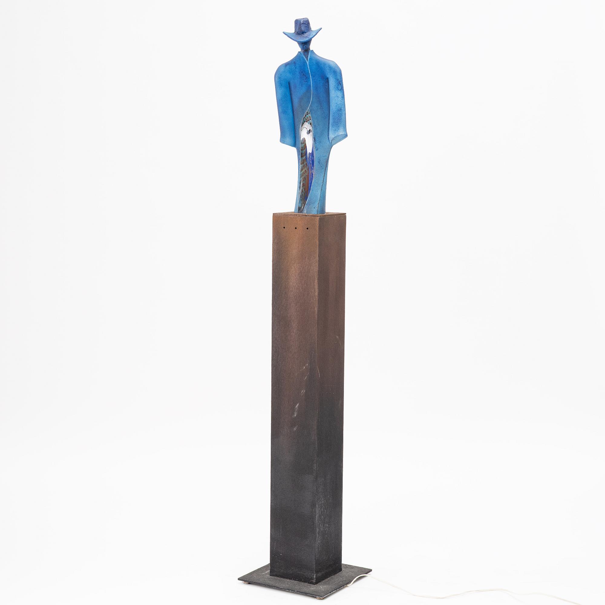 Kjell Engman, skulptur, glas, "Man in trenchcoat", unik, Kosta Boda, signerad.