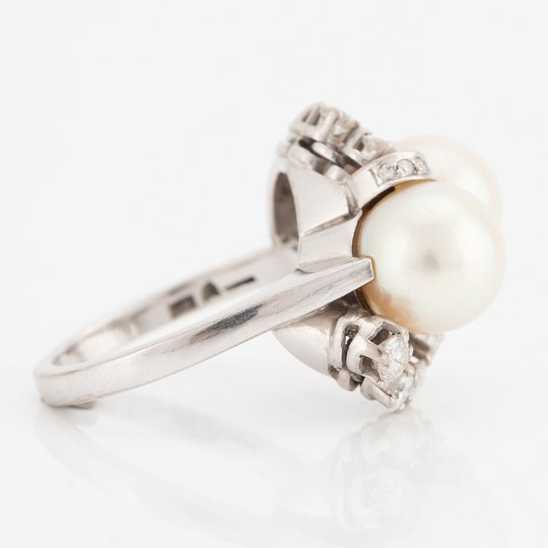 Ring, cocktail ring, 18K white gold with two cultured pearls and brilliant-cut diamonds.
