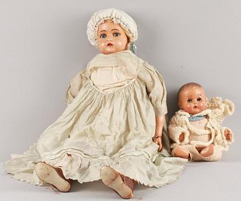 DOCKOR, 2 st. Kämmer & Reinhardt mm. Kläder medföljer. Culluloid mm. Sekelskiftet 1800/1900.