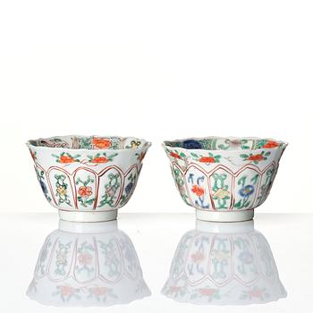 Koppar med fat, ett par, porslin. Qingdynastin, Kangxi (1662-1722).