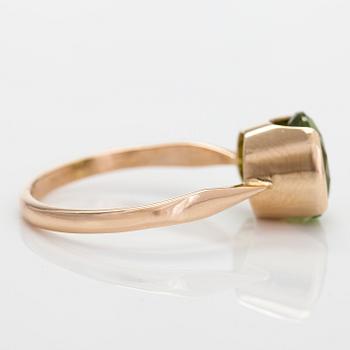A 14K gold ring with peridot. Finnish hallmarks.