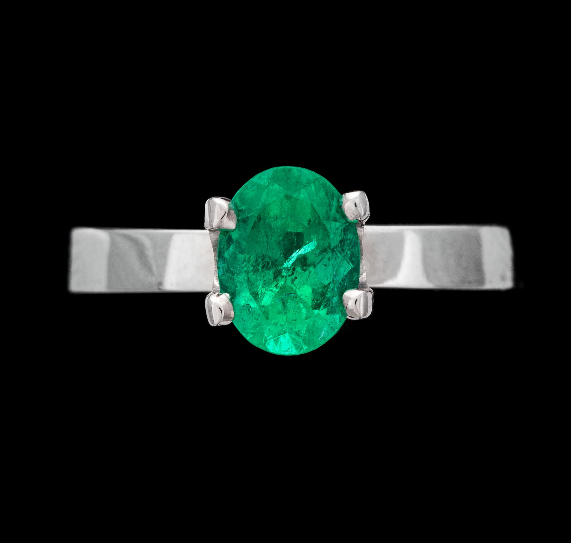 RING, oval fasettslipad smaragd, 1.25 ct.