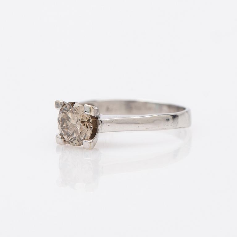 Ring, 18K vitguld med briljantslipad diamant.