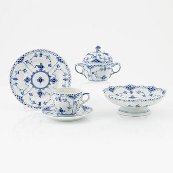 Kaffeservis, 26 delar, porslin, "Musselmalet", halvblonde, Royal Copenhagen, Danmark.