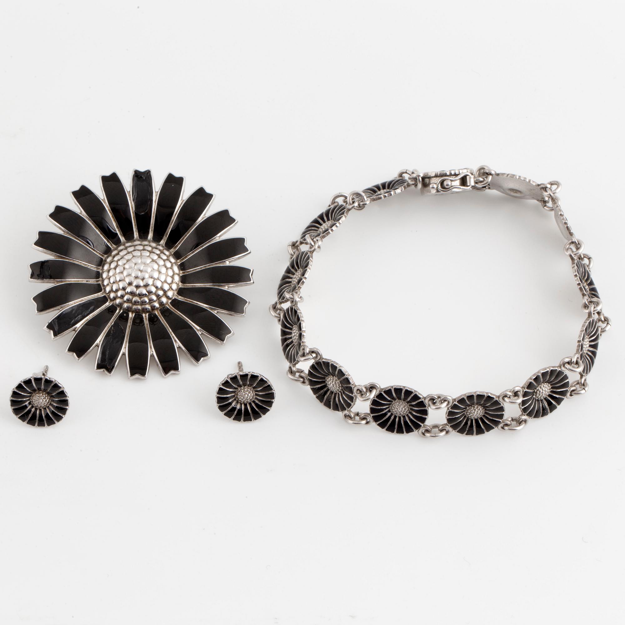 SMYCKESGARNITYR, 4 delar, Georg Jensen, 'Daisy,' sterlingsilver och svart emalj.