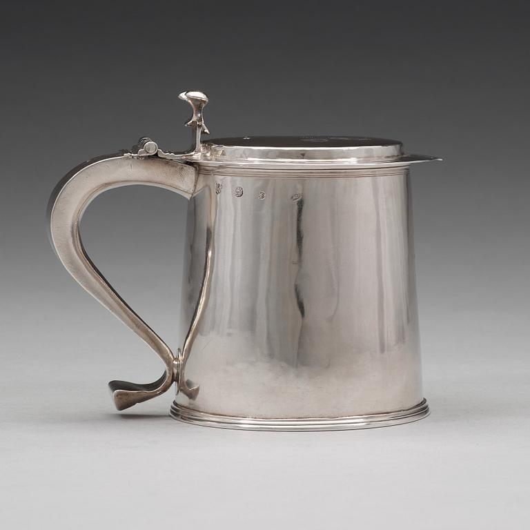 An English 17th century silver tankard, makers mark M, London 1672.