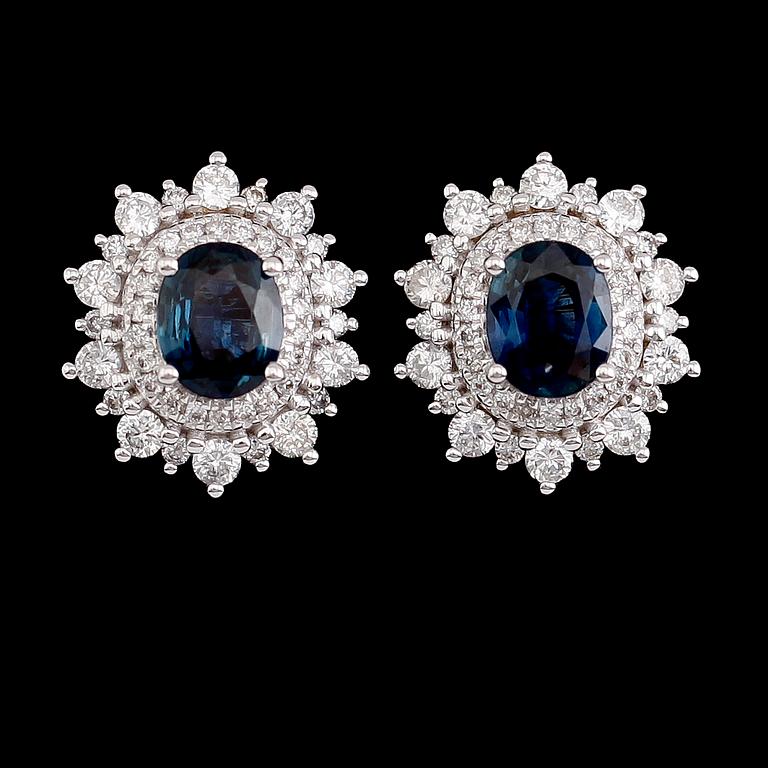 ÖRHÄNGEN, 1 par, 18 k vitguld, briljantslipade diamanter tot ca 0.76 ct, safirer tot ca 1.41 ct.