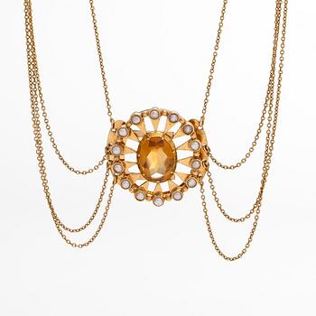 An 18K gold necklace, clasp with a citrine and pearls, Swedish hallmarks 1920.