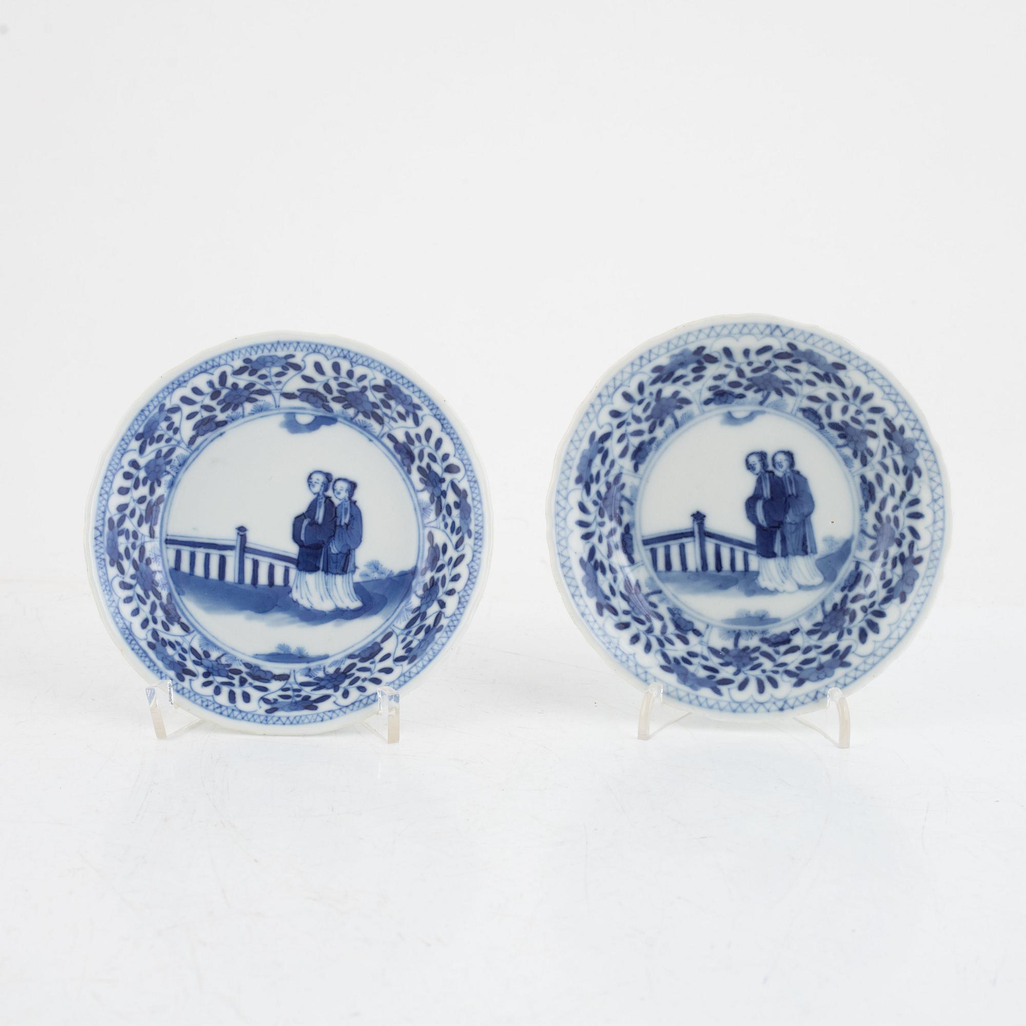 Two Chinese blue and white porcelain cups with saucers, Qing dynasty, Kangxi (1662-1722).