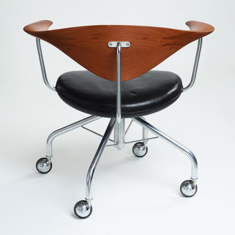 Hans J. Wegner, a "Swivel Chair" /JH502, executed by Johannes Hansen, Denmark 1960's.