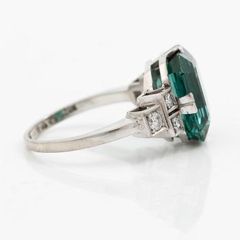 Ring 18K vitguld med en fasettslipad turmalin.