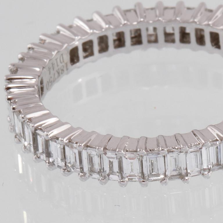 RING, 18k vitguld med baguettslipade diamanter, 1.44 ct. Vikt 3 g.