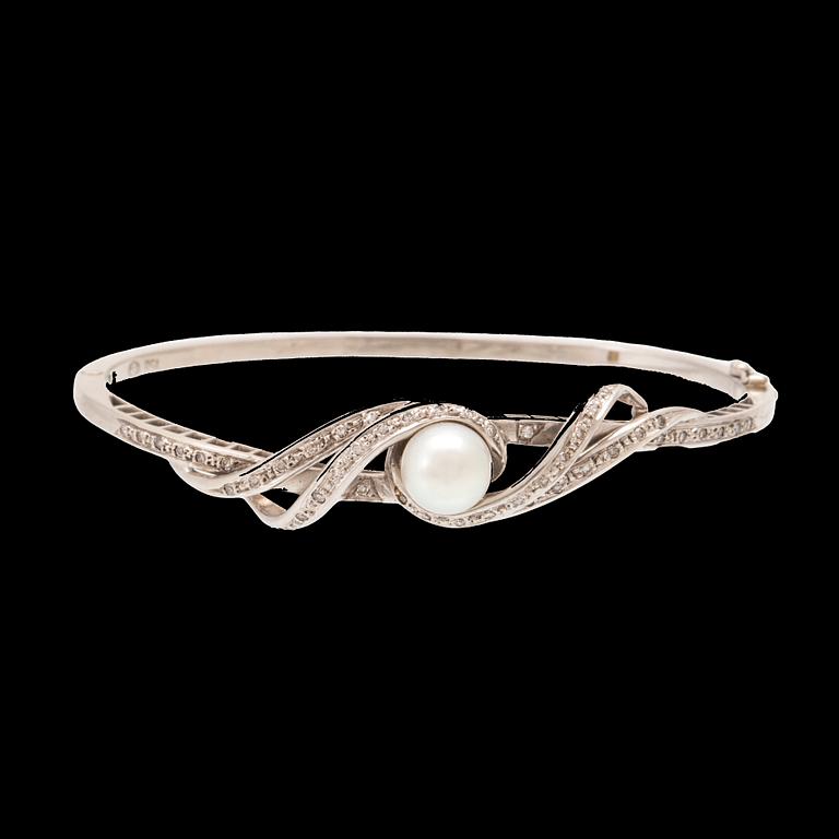 Stelt armband 18K vitguld med enkelslipade diamanter och odlad pärla.