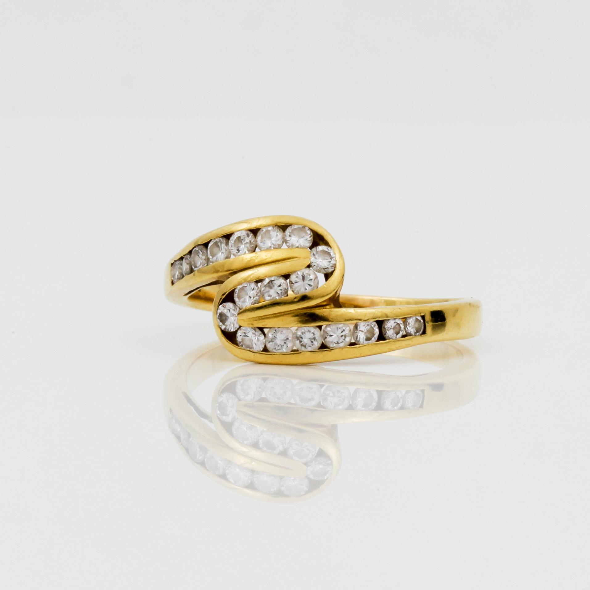 RING, 18K guld med briljantslipade diamanter tot ca 0,38 ct. Vikt 3,8 gram.