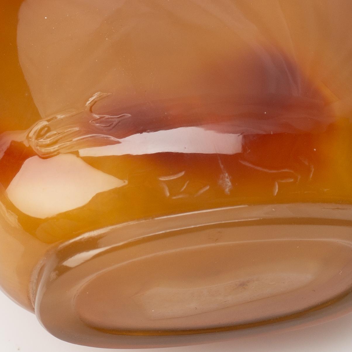 A Chinese agate and nephrite snuffbottle, late Qing dynasty, 19th century.