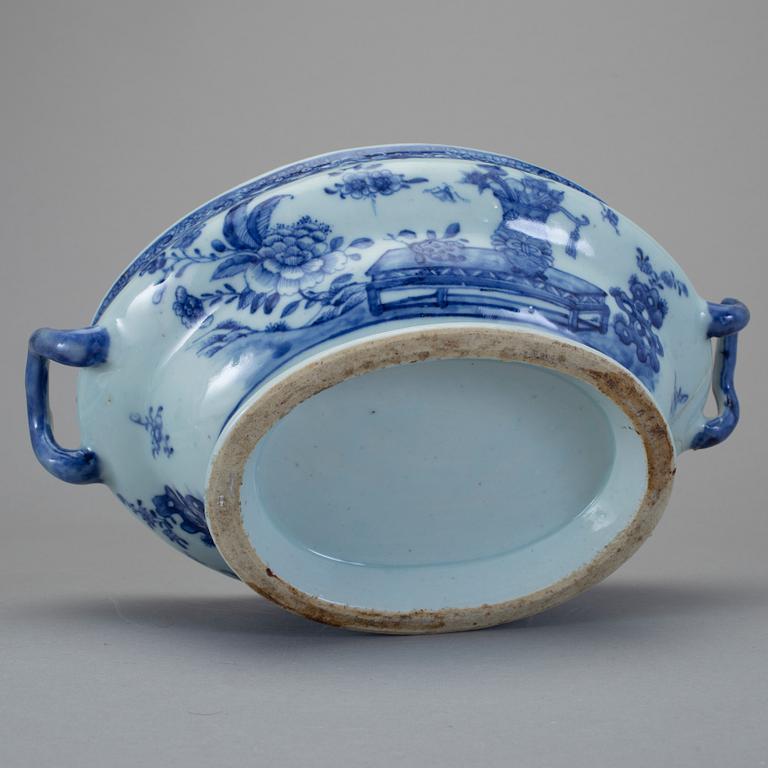 TERRIN med LOCK, samt SKÅL, porslin, Kina, 1700-tal.