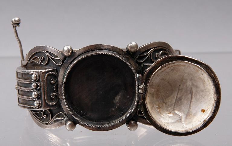 ARMBAND, silver, Ryssland, 1800-talets senare hälft.