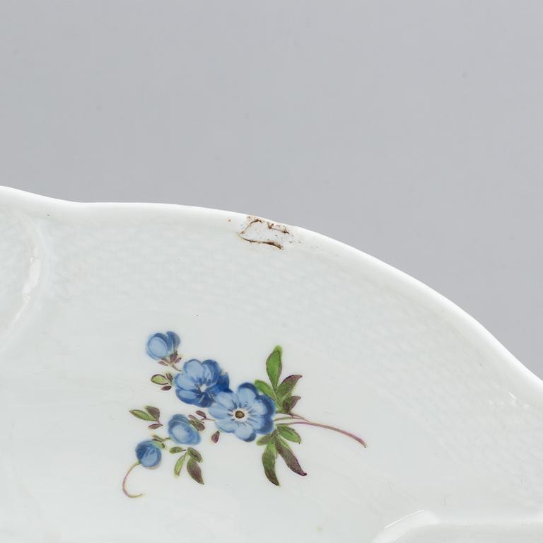 13 Meissen porcelain dishes, and a serving dish, punktzeit (1756-1773).