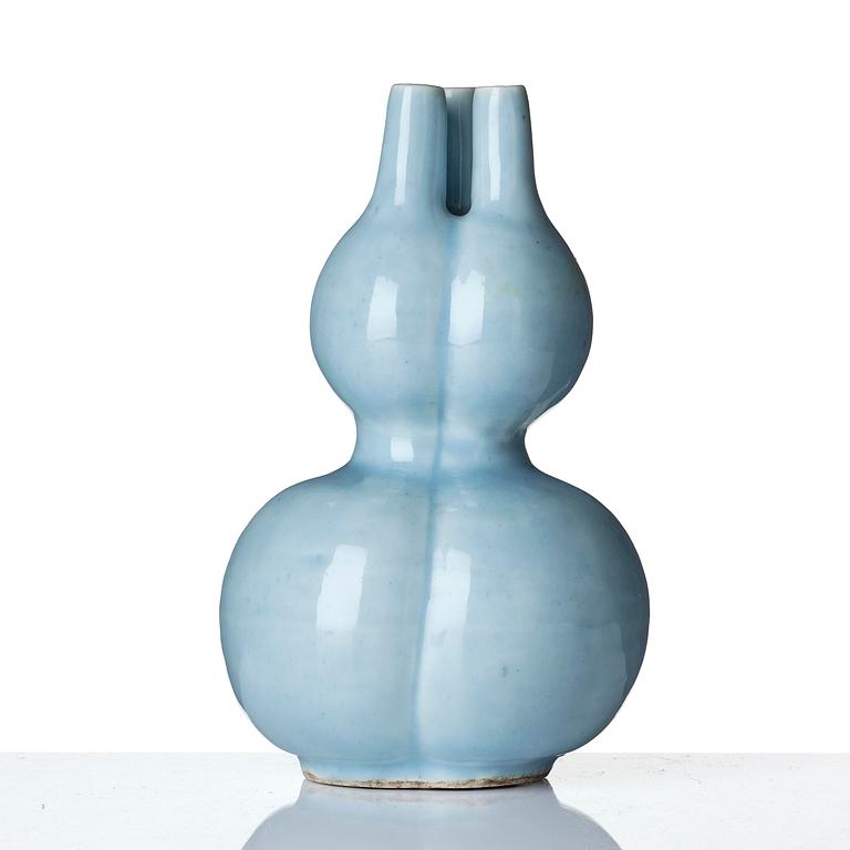 A 'claire de lune' glazed double-gourd vase, Qing dynasty 18/19th century.