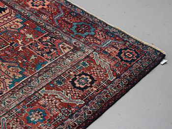 A carpet, a semi-antique West Persian, ca 466,5-470,5 x 334,5-350 cm.