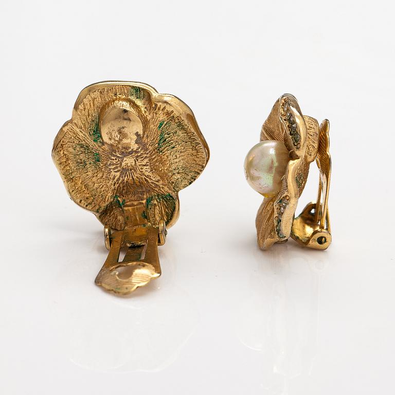 Christian Dior, A pair of earrings and a brooch made of gold coloured metal, rhinestones and faux pearls.