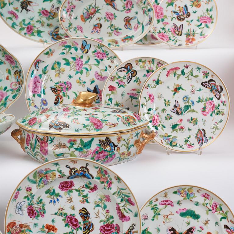 A famille rose 'Chinese Export' Canton dinner service, Qing dynasty, 19th Century. (109 pieces).