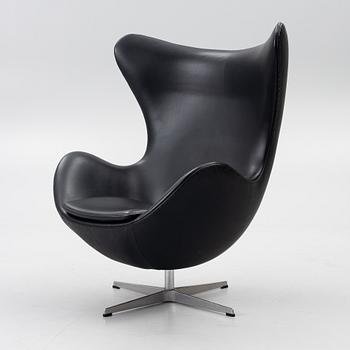 Arne Jacobsen, fåtölj, "Ägget", Fritz Hansen, Danmark, sent 1900-tal.