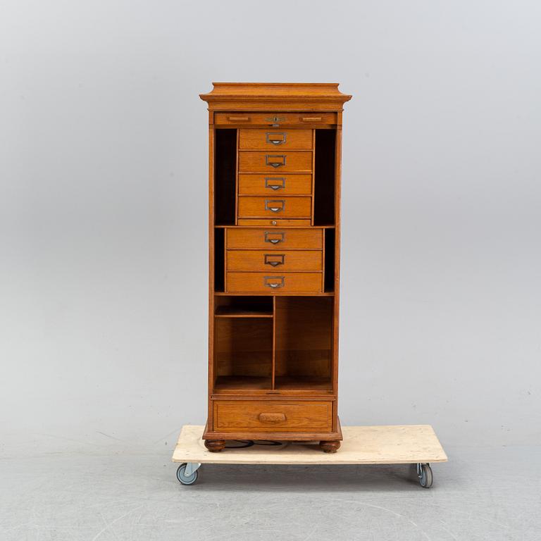 Arkivskåp med jalusi, 1900-talets första hälft.