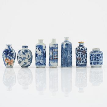 A group of 17 Chinese porcelain objects, China, late Qing/20th Century.