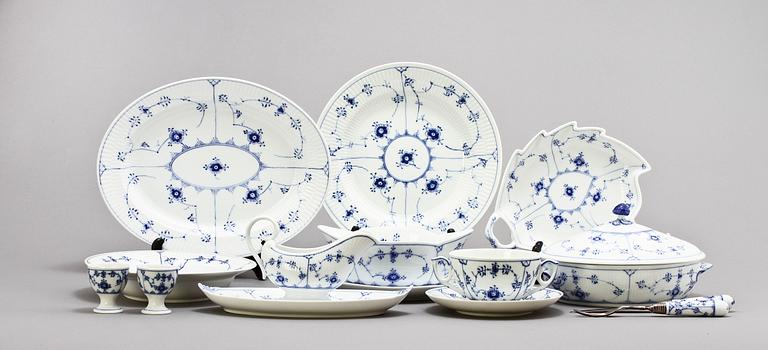 SERVISDELAR, 43 st, porslin, "Musselmalet", Royal Copenhagen.
