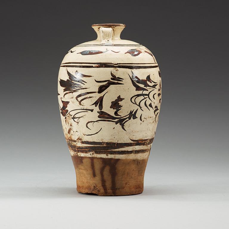 A Cizhou vase, presumably Southern Song/Yuan (1127-1368).