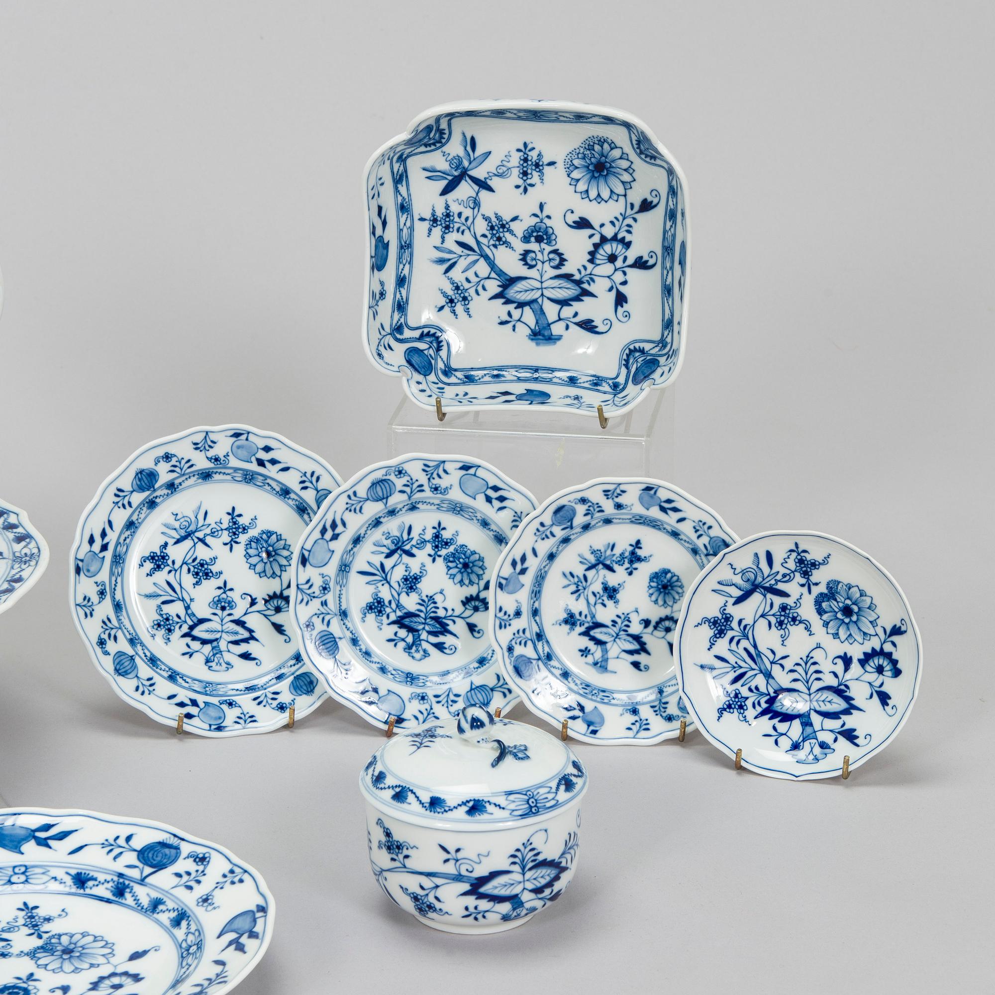 Meissen, ruoka- kahvi ja teeastiasto, n. 115 osaa, "Zwiebelmuster/Sipulikuvio", posliinia, 1900-luku.
