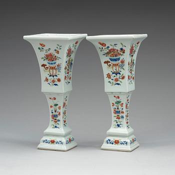 TEMPELVASER, ett par, porslin. Sen Qianlong / Jiaqing, omkring år 1800.