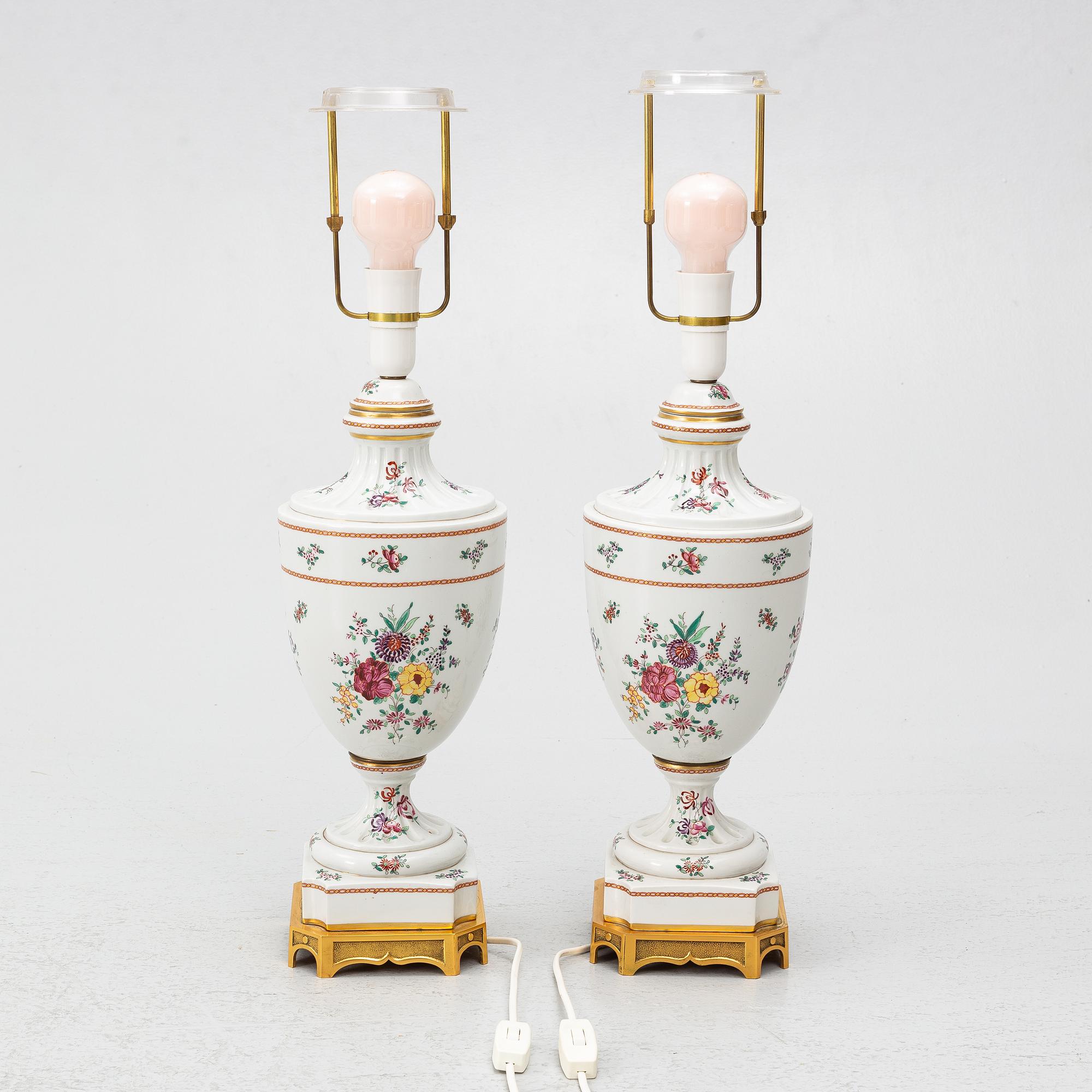 Bordslampor, ett par, Porcelaine de Paris, Frankrike, 1900-talets andra hälft.