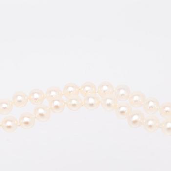 Necklace, freshwater pearls with a clasp in 18K gold.
