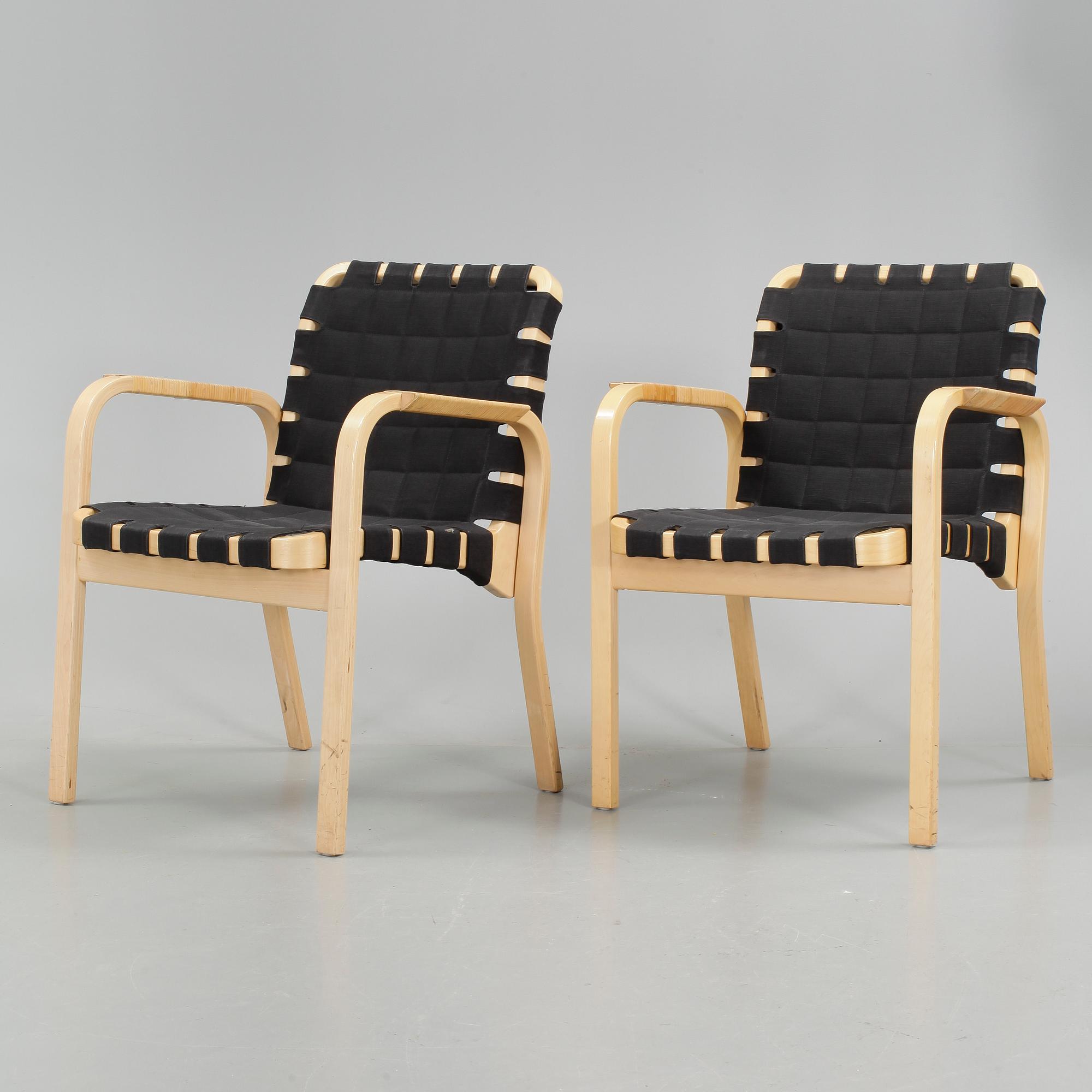KARMSTOLAR, 2 st, modell 45, Alvar Aalto, Artek. Modellen formgiven 1947.