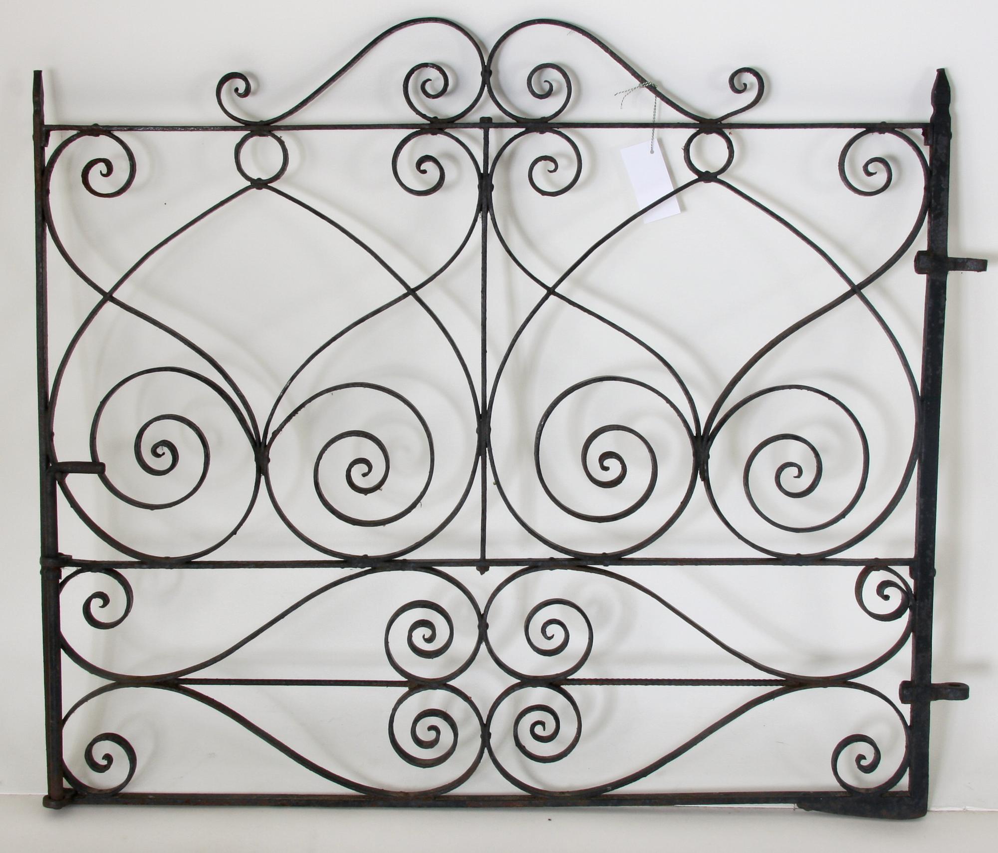 TRÄDGÅRDSGRINDAR, ett par, järn.