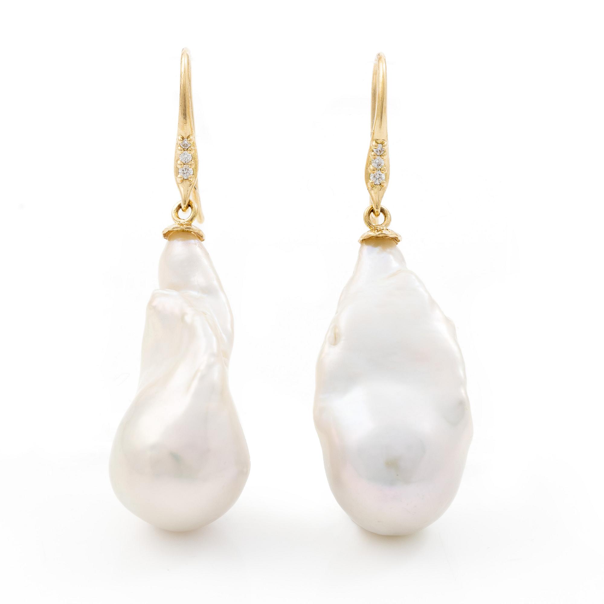 Earrings in 18K gold with cultured baroque freshwater pearls and brilliant-cut diamonds.