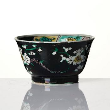 A famille noire cup with stand, Qing dynasty, Kangxi (1662-1722).