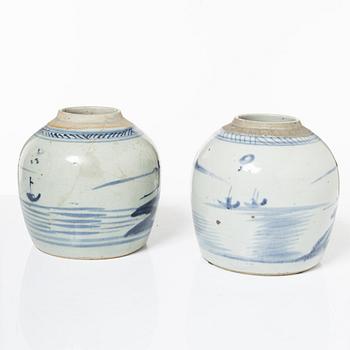 A pair of Chinese blue and white porcelain dishes and two jars, Qing dynasty, 19th century.