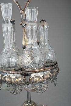 BORDSSURTOUT, försilvrad metall och slipat glas, troligen England omkr 1900.