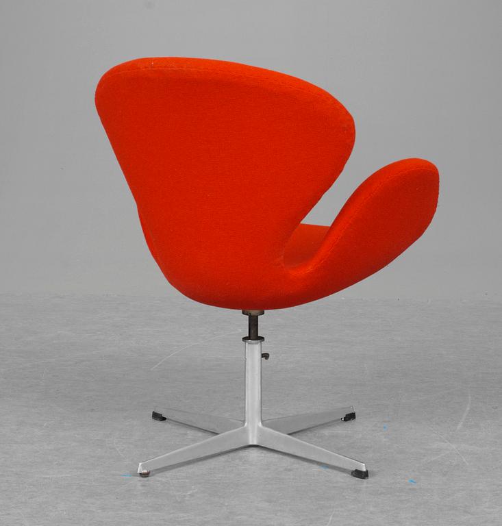 ARNE JACOBSEN, fåtölj, "Svanen", Fritz Hansen, Danmark 1960-70-tal.