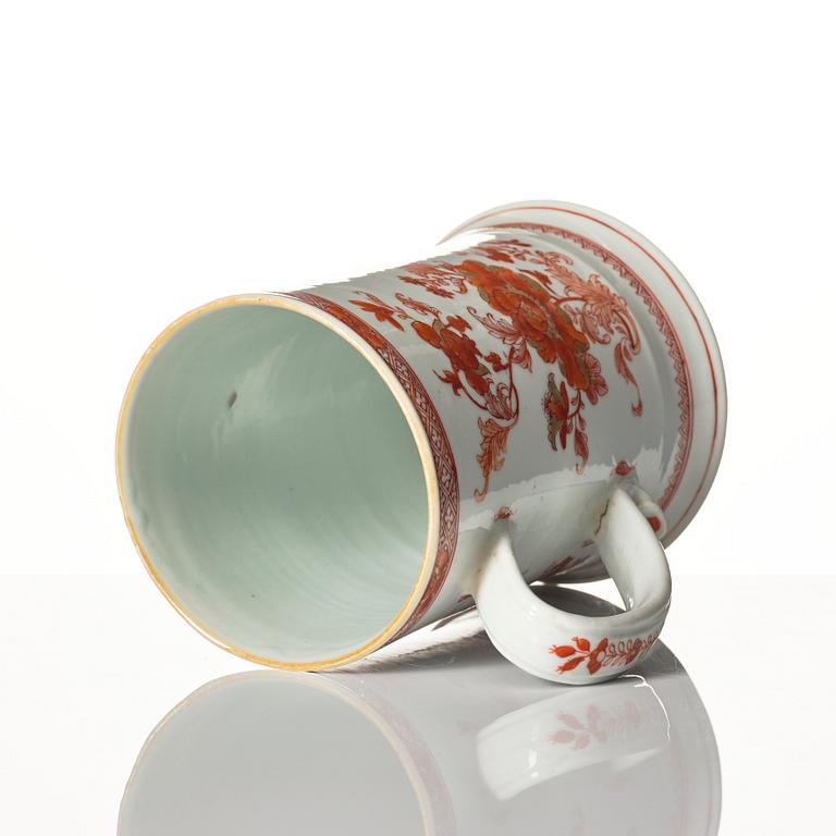 An iron red tankard, Qing dynasty, Kangxi (1662-1722).