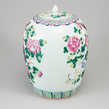 A famille rose jar with cover, Qing dynasty, late 19th century.