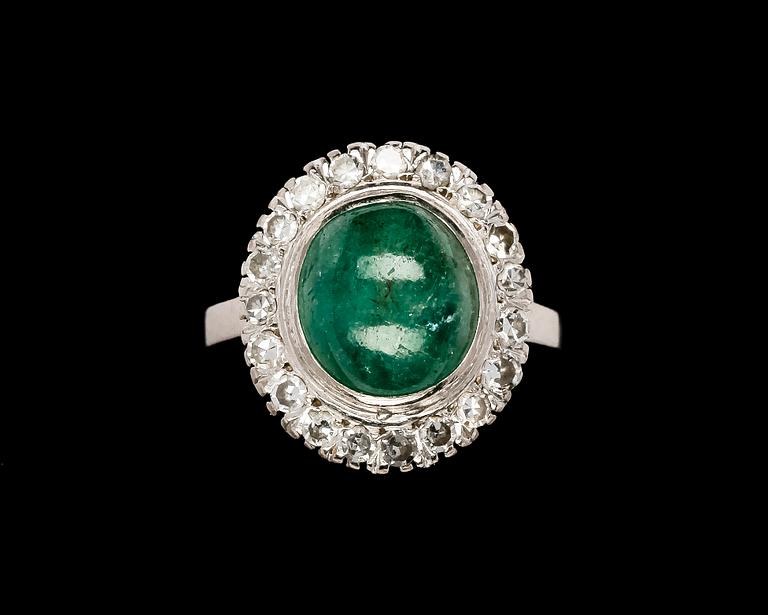 RING, cabochonslipad smaragd med åttkantslipade diamanter, tot. ca 0.60 ct.