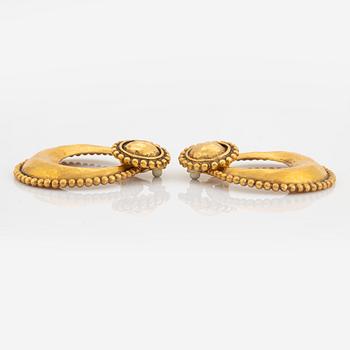 Chanel, a pair of gold tone clip-on earrings.