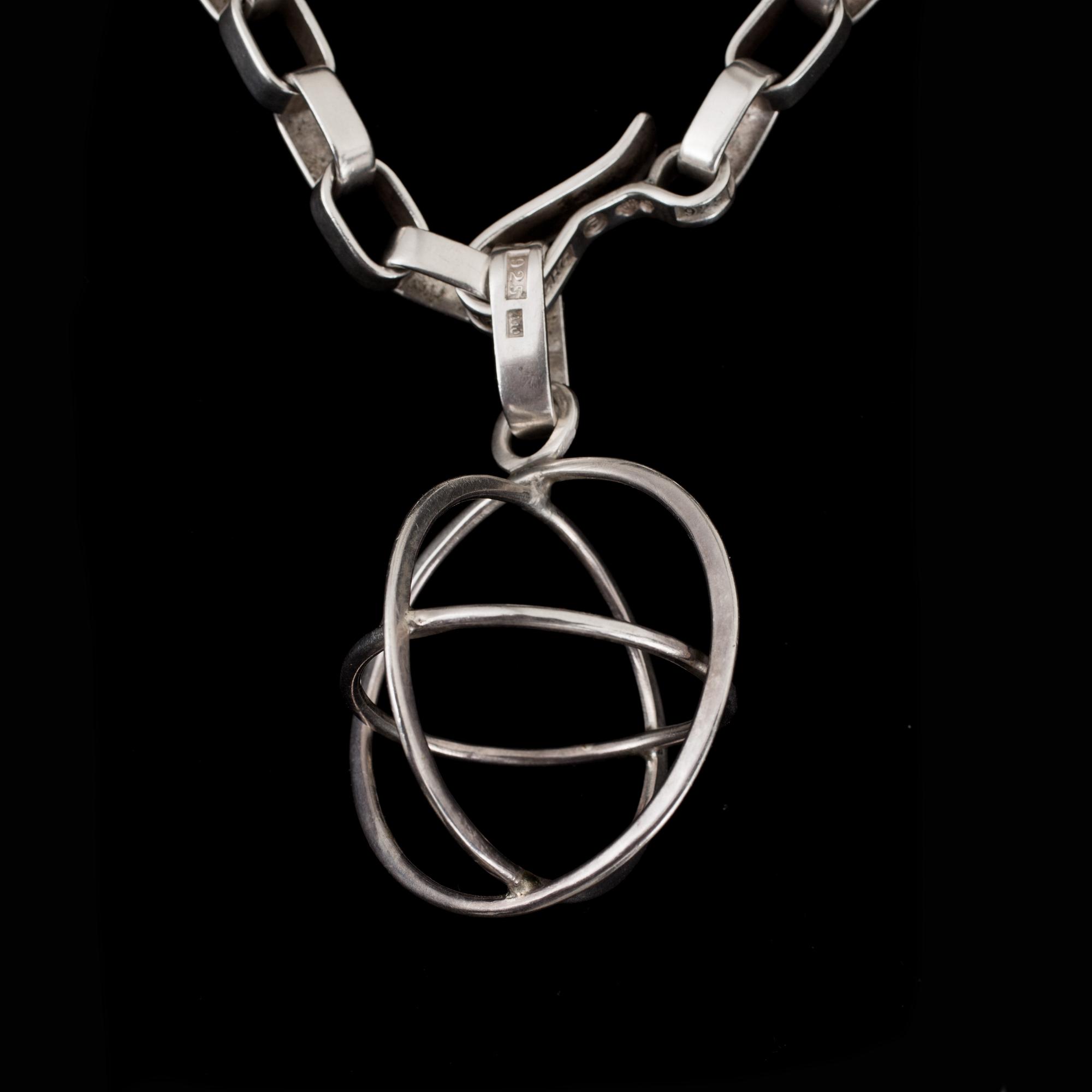 HALSBAND med HÄNGE, silver. Margareta Högberg Göteborg. Vikt totalt ca 146 gram.