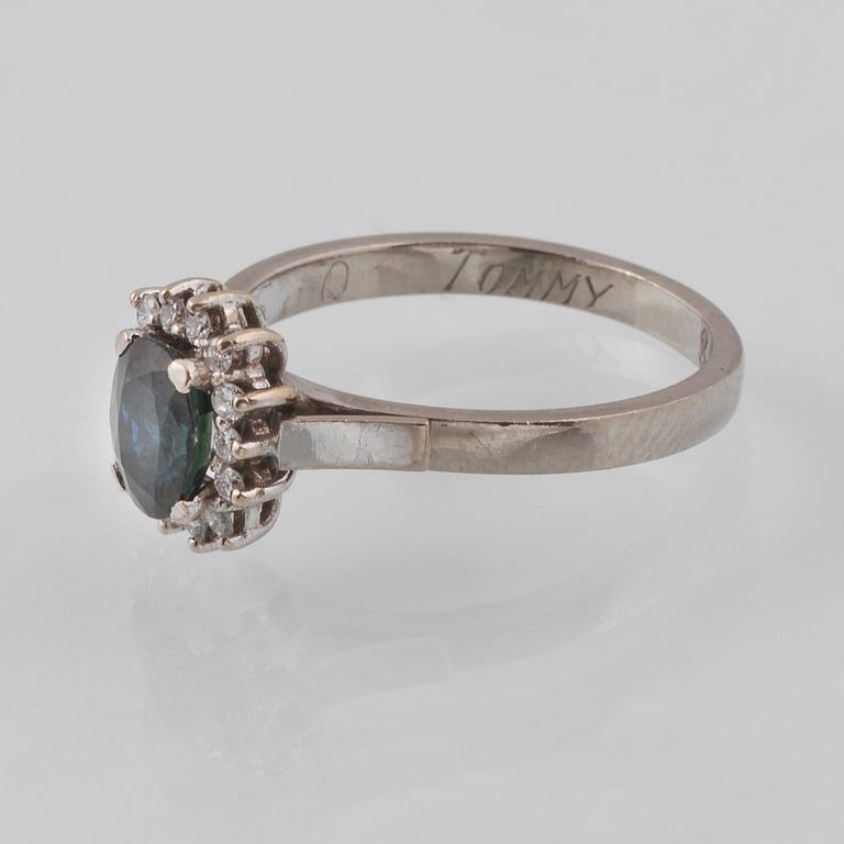 RING, 18K vitguld med fasettslipad blå safir samt briljantslipade diamanter, 0.55 ct, Engelska stämplar. Vikt 5,1 gram.